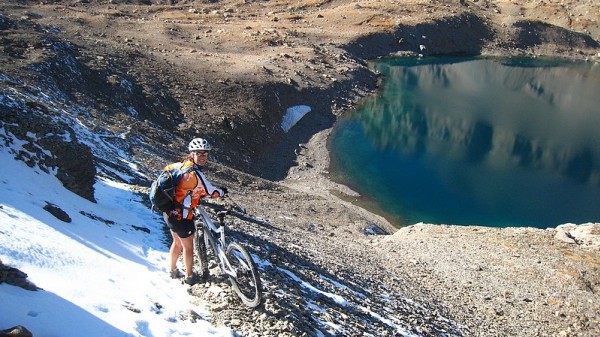 Lac des 9 couleurs : problème technique momentané: on est pas fiers en vélo sur la neige!