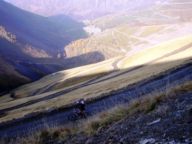 #1 Besse : la longue montée par la piste depuis Besse Besse : la longue montée par la piste depuis Besse