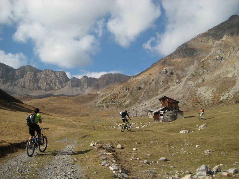 #1 Chalets d Chalets d'Izoard : Fin de la route, on passe au sentier.