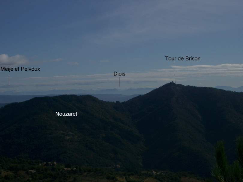 Tour du tanargue : Vue depuis la piste au dessus de Beaumont, Alpes et Vercors au loin.