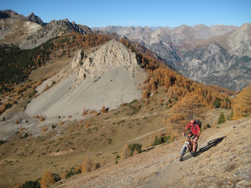 Au-dessus du col de Bramousse : Les Ecrins se dévoilent au fond.