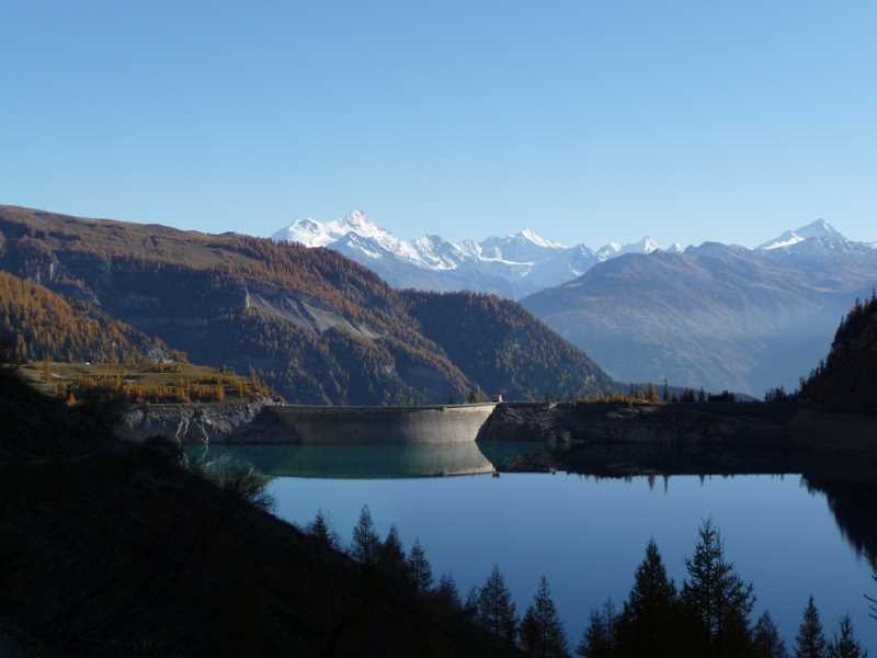 Lac de Tseuzier : Lac de Tseuzier dans l'ombre et 4000 valaisans