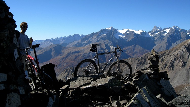 Sommet de la Gardiole : Bast se restaure devant les dômes de Monetier