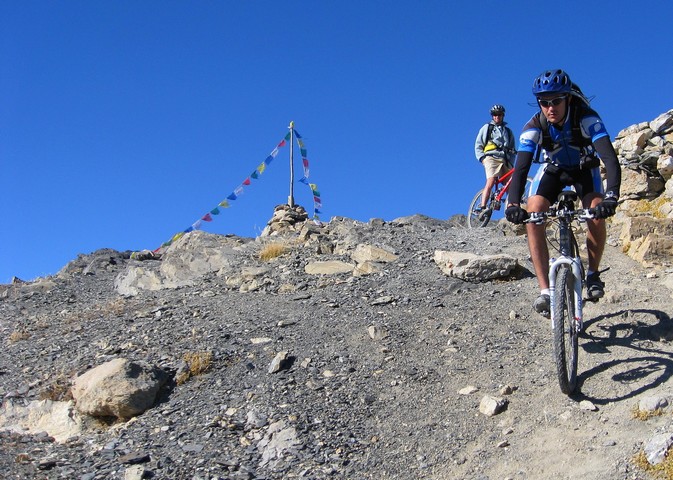 Début de la descente : Yann concentré et Bast qui se marre