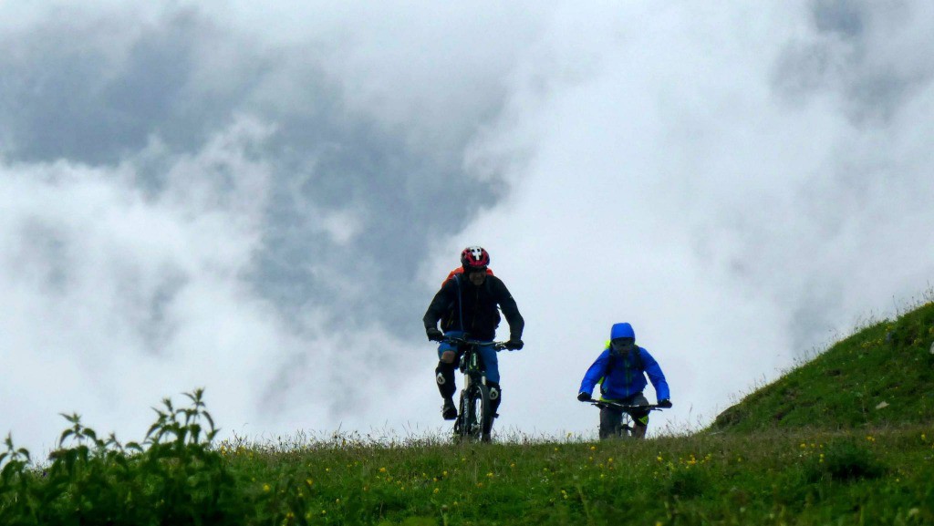 L'orage est là, les capuchons sont sur les casques !