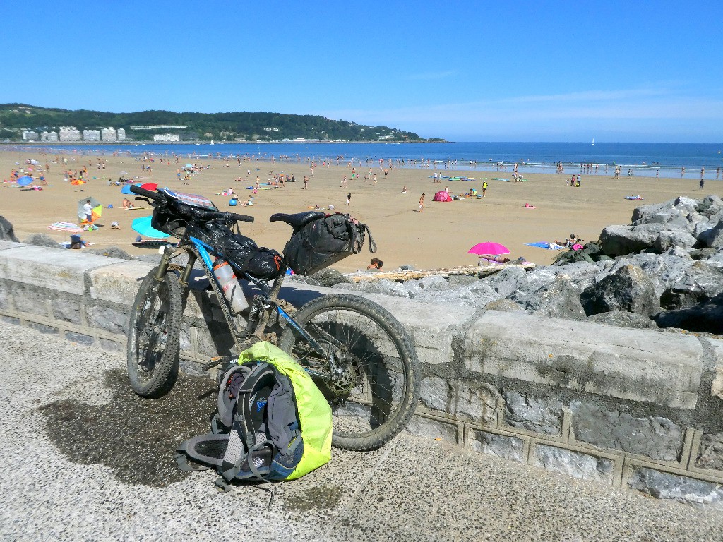 #73 Jour 16: la plage d Jour 16: la plage d'Hendaye, c'est fini. Même le vélo est triste, ses larmes s'épandent sur le sol ! A moins que ce ne soit les miennes ?
