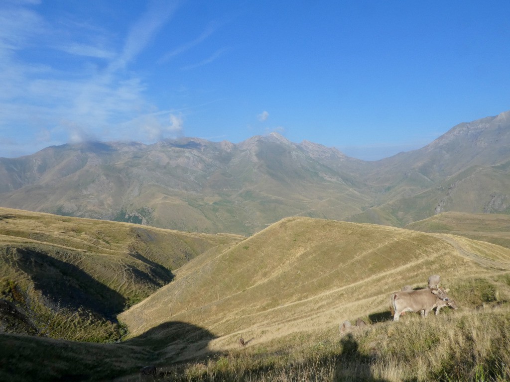 #23 Jour 9: en descendant du col de Salinas; le col de Basibé au fond Jour 9: en descendant du col de Salinas; le col de Basibé au fond