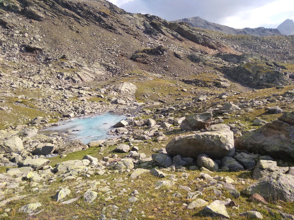 un bleu étrange, sauvage, émeraude...lac.