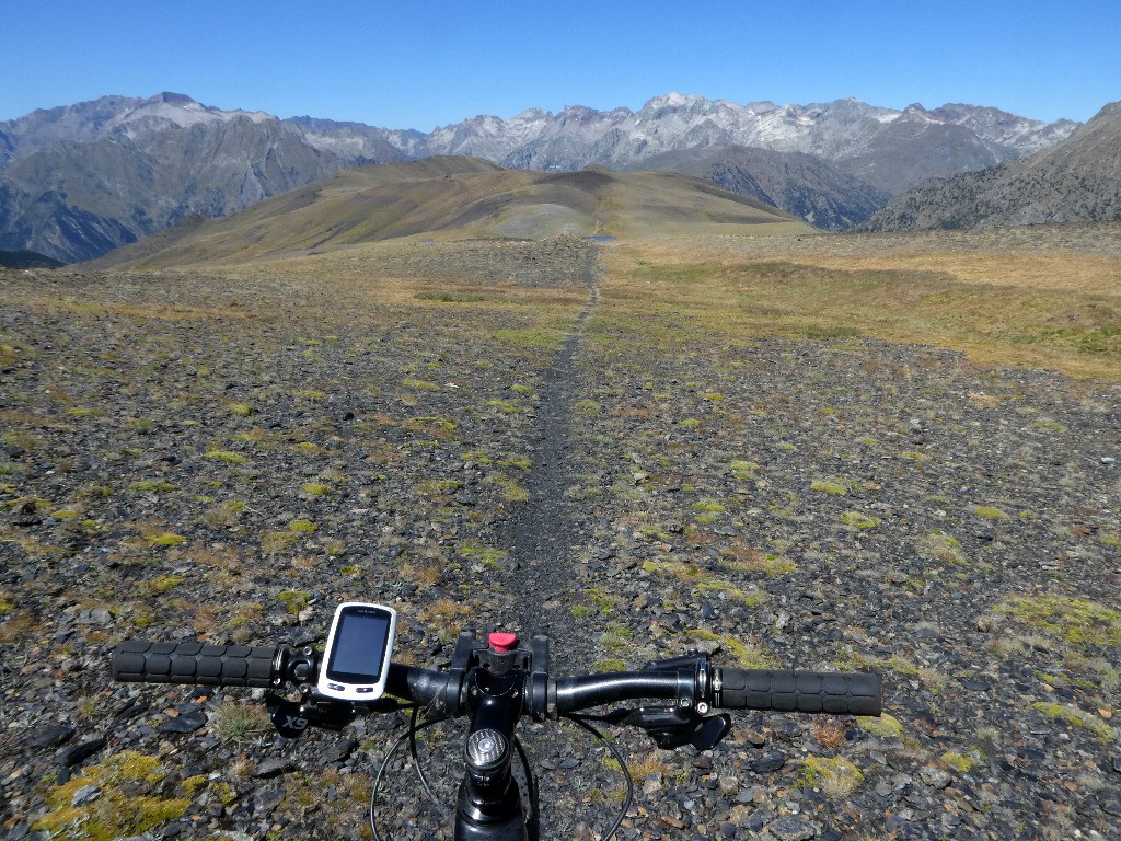 Petite sente (à mon avis essentiellement due au passage de vtt) sur les crêtes de Sierra Negra