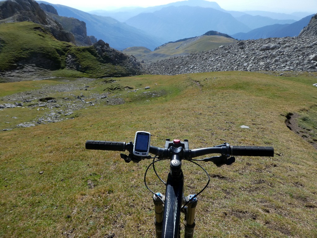 Descente du Colladeta del Ibon: parois ça roule entre deux champs de cailloux