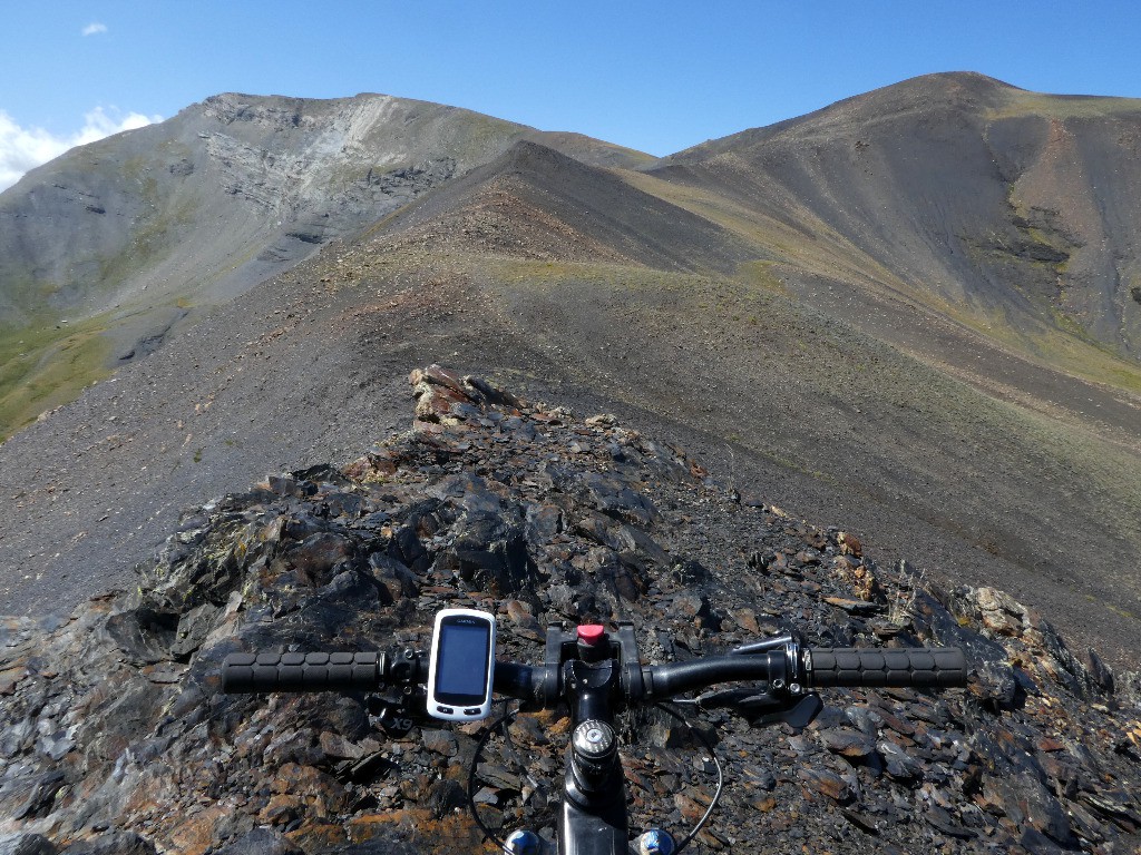 Crêtes de Sierra Negra étonnamment roulantes; un poil de portage à prévoir pour remonter au sommet de droite, le Tuca des Roques Trancales