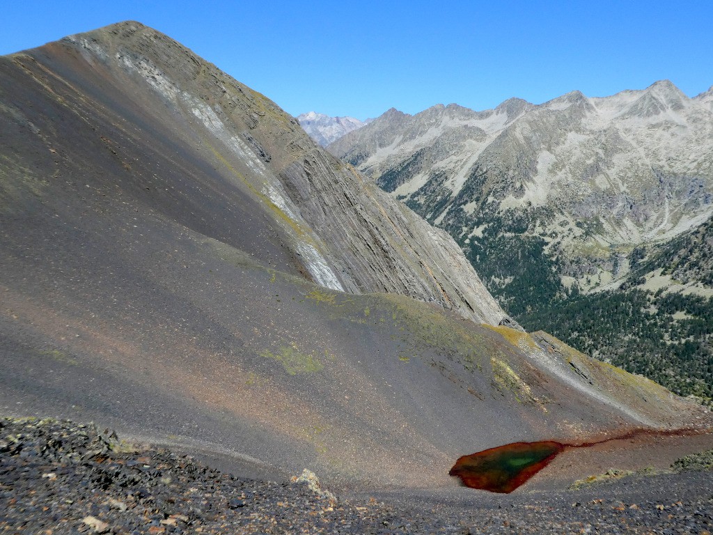 Un étonnant lac ferrugineux; moi, je l'appelerais bien le "lac du massacre à la tronçonneuse"...