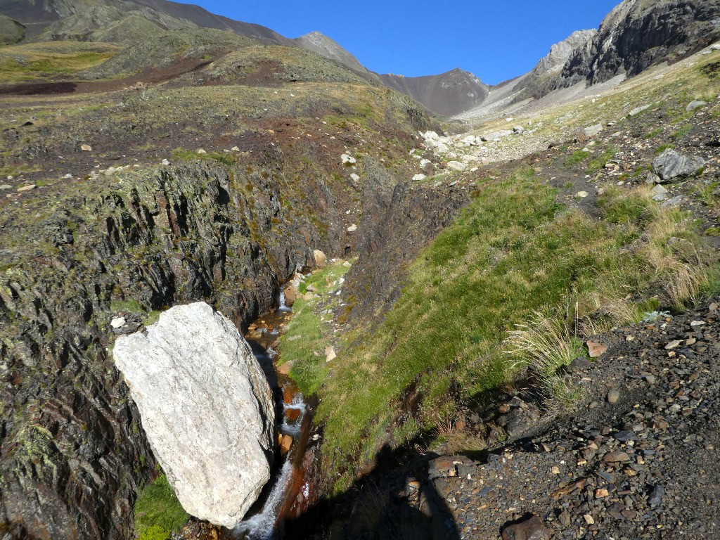 Un morceau du Balibierne échoué 500 m plus bas; on voit bien qu'il est "pas d'ici'