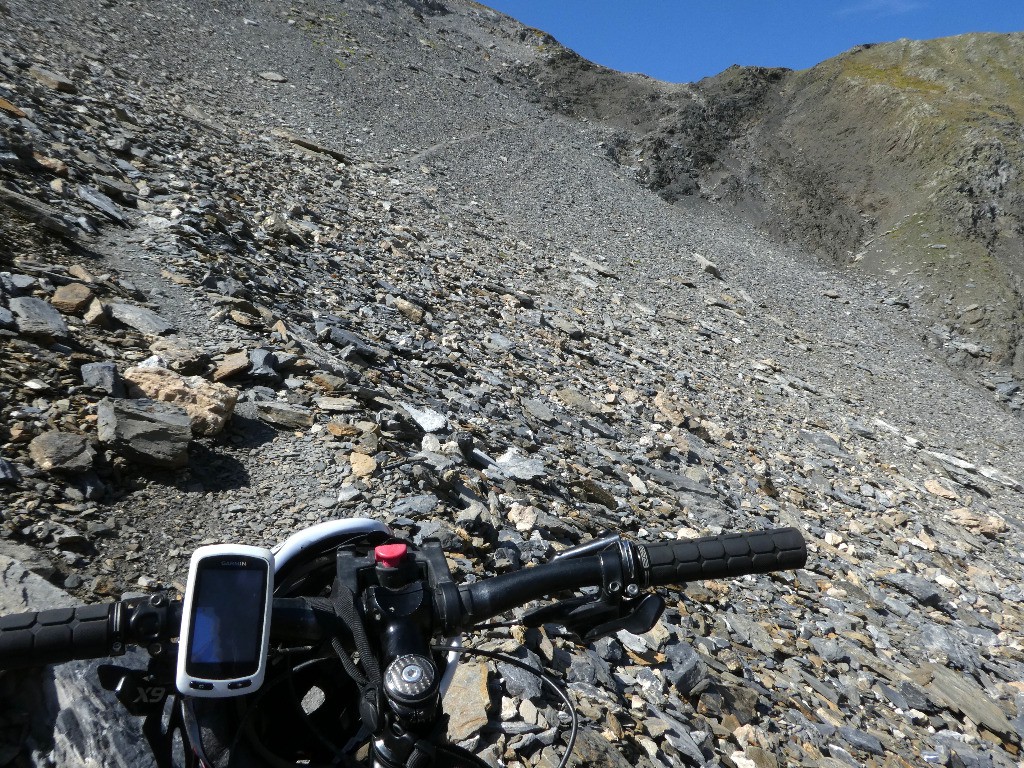 Encore un portage rustique pour atteindre le Puerto de Chistau