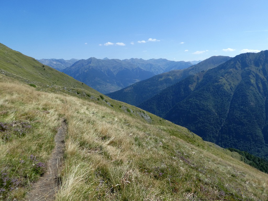 #55 Sentier de descente sur Bordes; Mont Valier au fond Sentier de descente sur Bordes; Mont Valier au fond