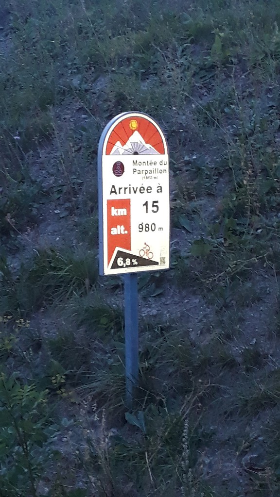 #1 Ne pas se fier aux km indiqués !! Ce balisage indique uniquement la partie goudronnée de la montée Ne pas se fier aux km indiqués !! Ce balisage indique uniquement la partie goudronnée de la montée