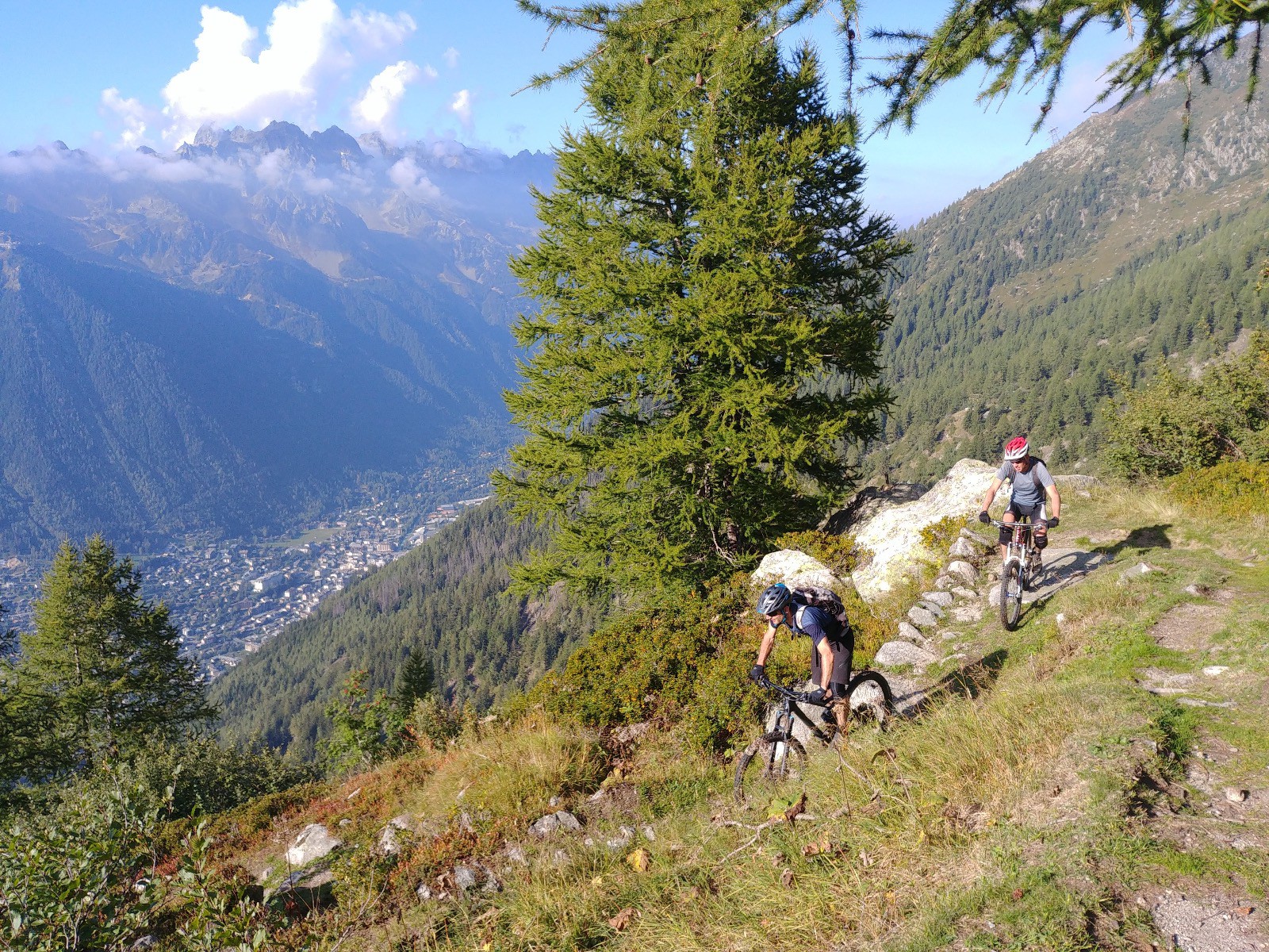 Passage cool suspendu au dessus de la vallée