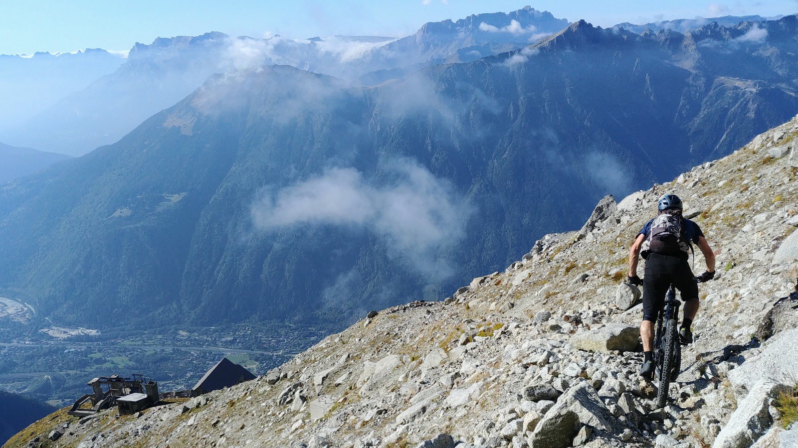 Haut perchés sur terrain fuyant