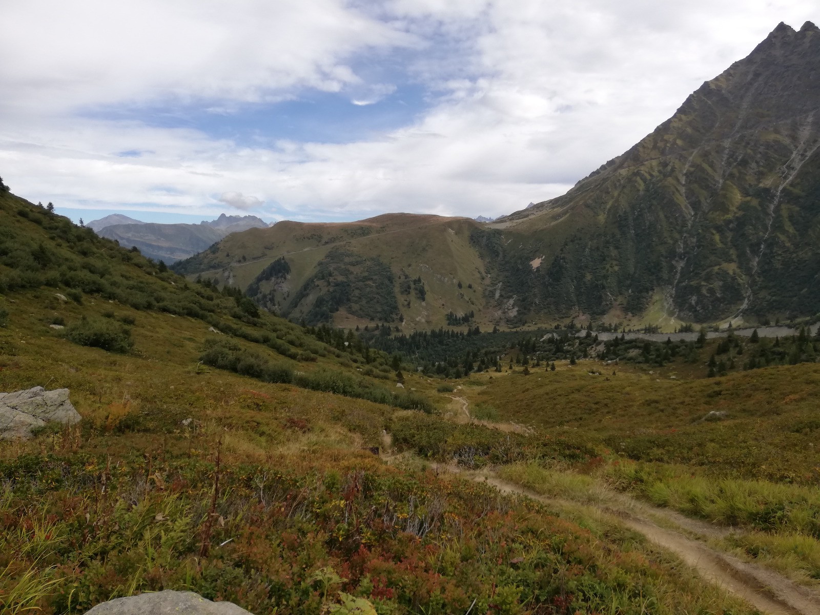 Coup d'oeil dans le rétro en montant au col du Tricot