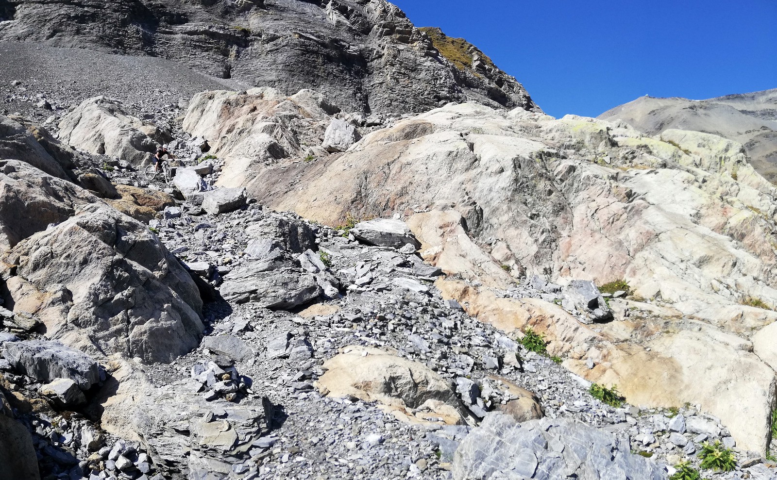 #16 superbe section dans les dalles superbe section dans les dalles
