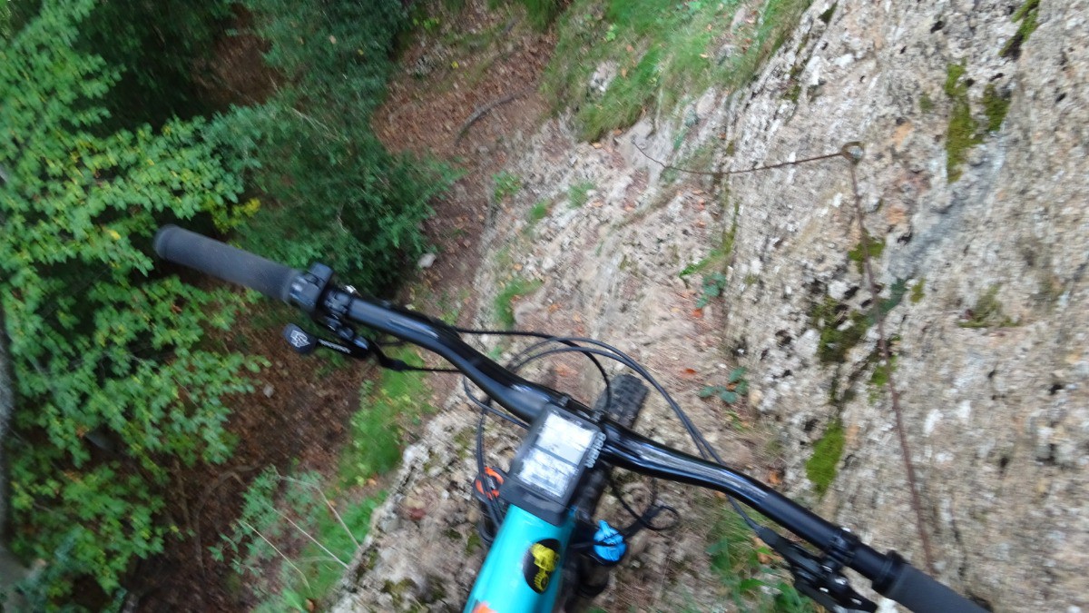 Bien tenir le câble...et le vélo 