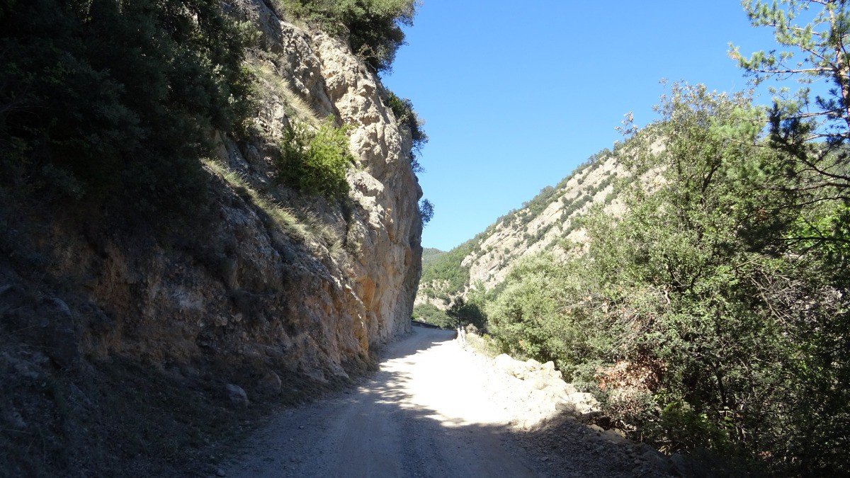 accrochée à la falaise