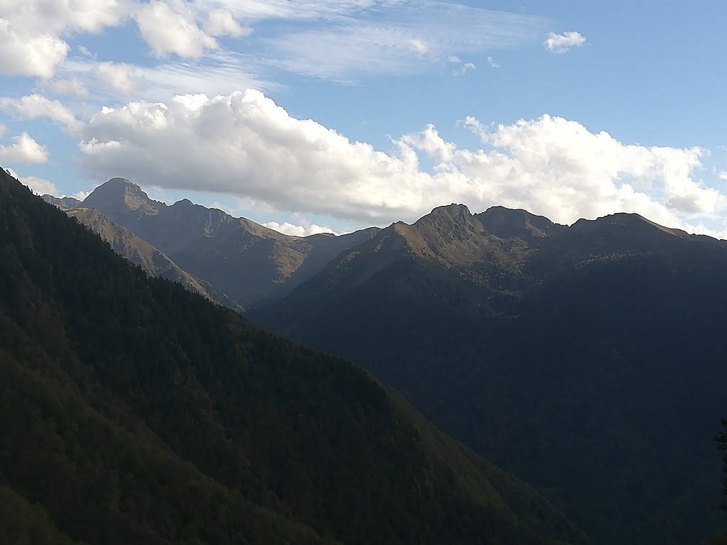 Arrivé au col d'Artigaux, vue sur l'Ariège avec le pic de Mauberme à gauche.