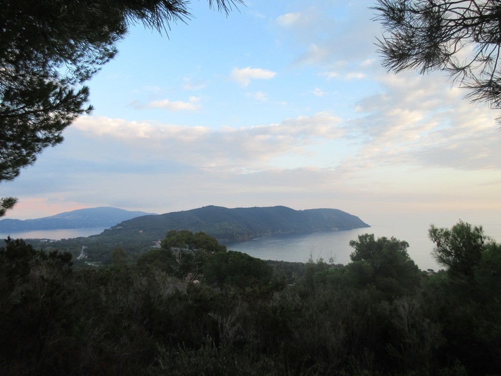 Avant la descente du Serra del Pero, vue sur l'arrivée : Capo Stella