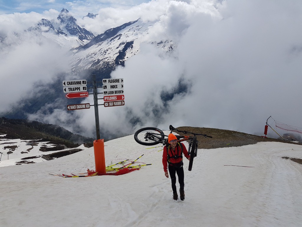 Portage dans une neige qui va bien.