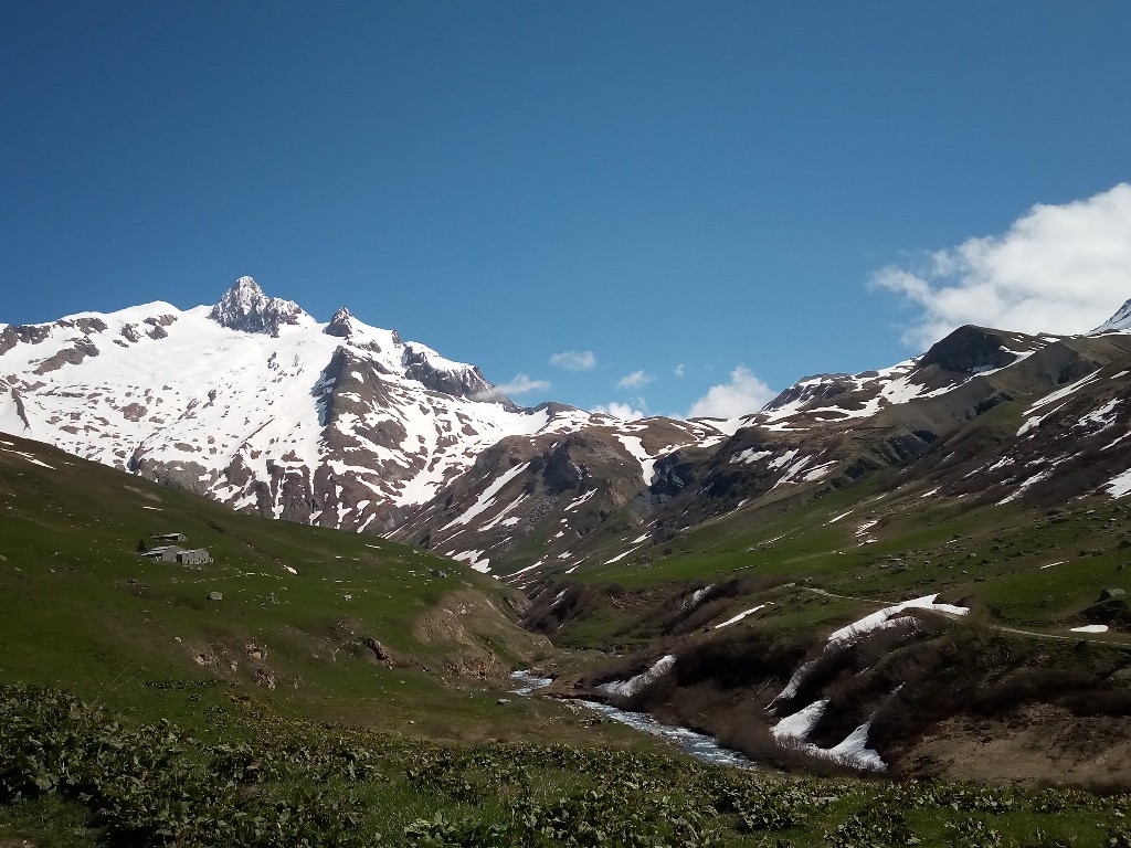 le sentier de l'autre côté du torrent