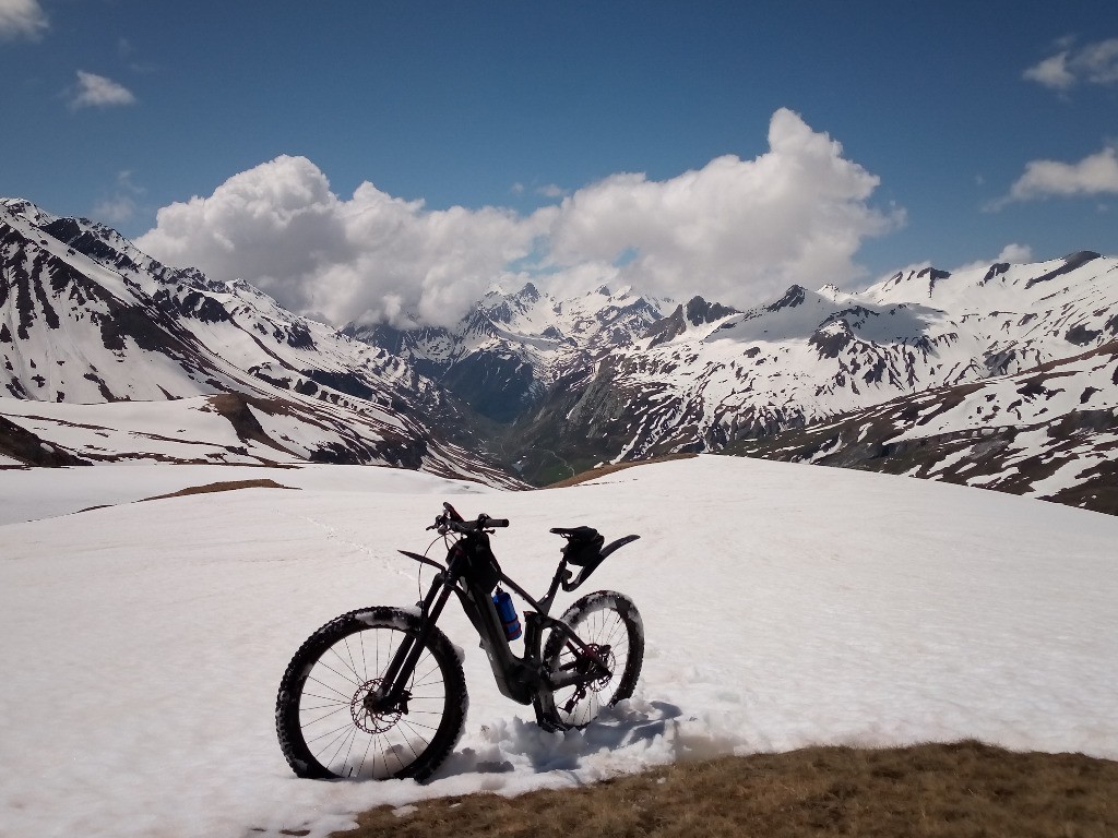 Fin de roulage et début des 500m de marche dans la neige jusqu'au col. Ne pas oublier les guêtres; je suis revenu les pieds floc-floc))