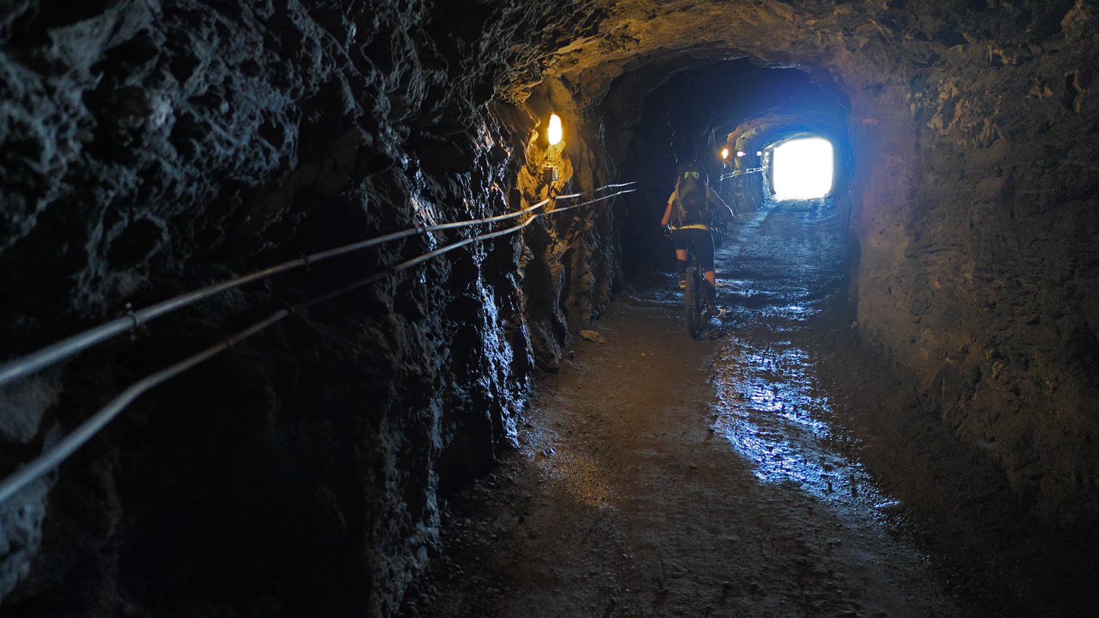 #2 Au bout du tunnel, il y a toujours le ciel et la vie qui t Au bout du tunnel, il y a toujours le ciel et la vie qui t'appelle...