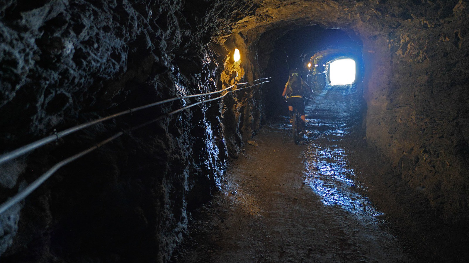 Au bout du tunnel, il y a toujours le ciel et la vie qui t'appelle...