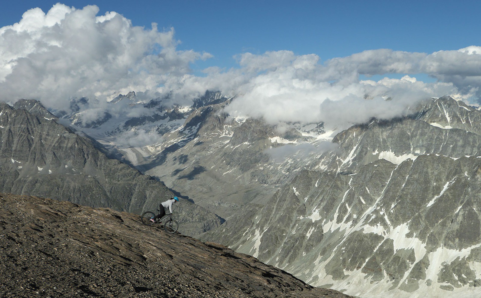 Sylvie sur les dalles du haut