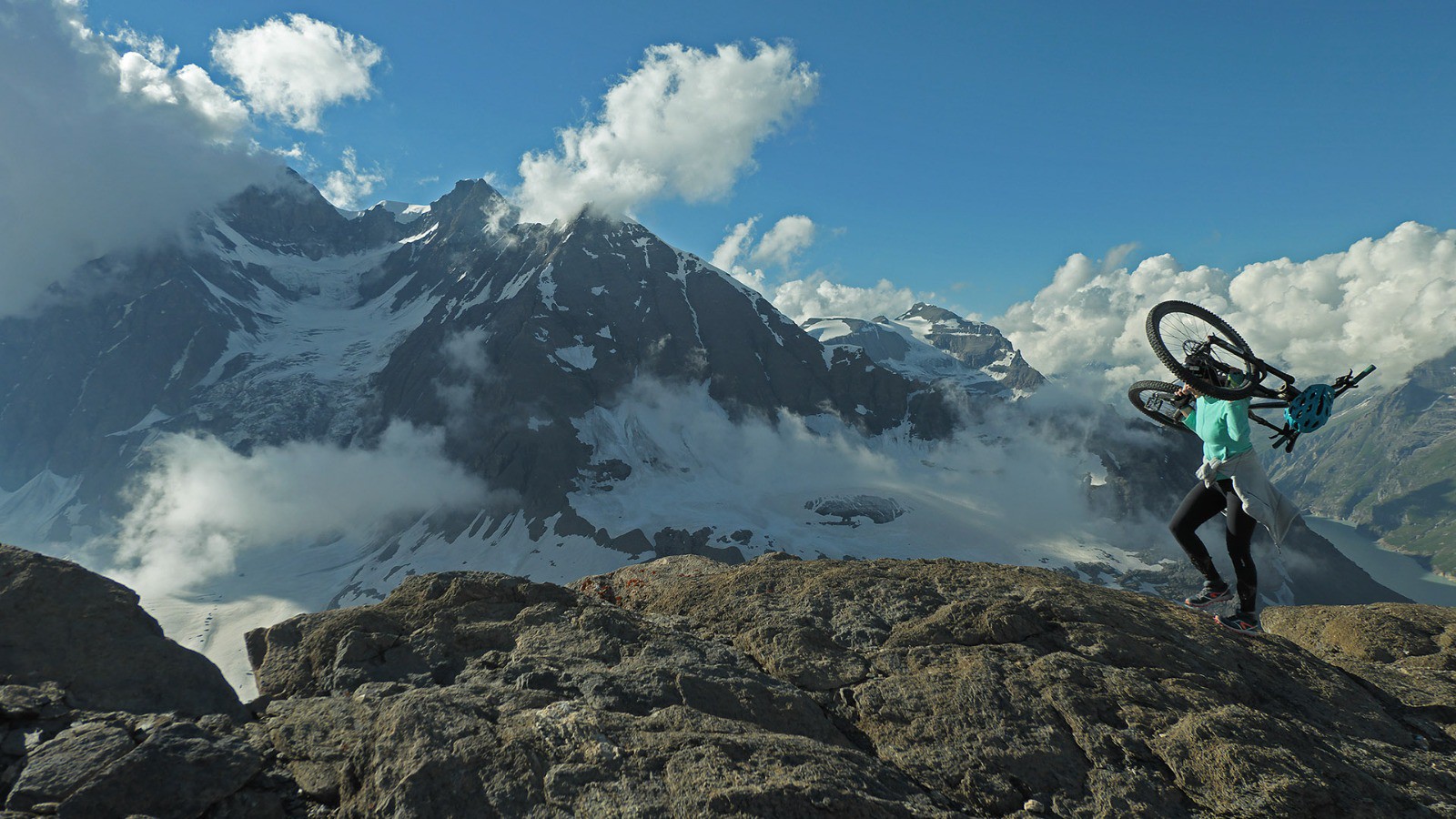 Sur la crête du Mont Avril. Au fond, le Grand Combin.