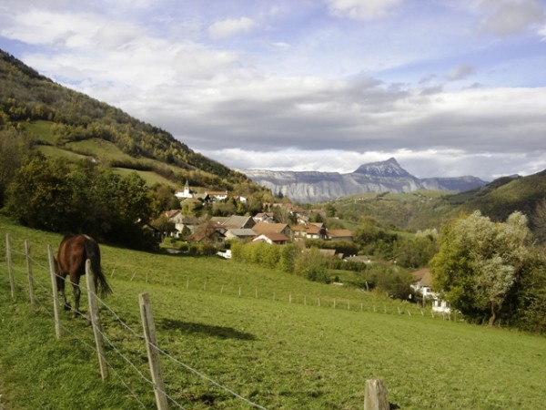 #6 Villeneuve : Petit village de Villeneuve avec vue sur Chamechaude Villeneuve : Petit village de Villeneuve avec vue sur Chamechaude