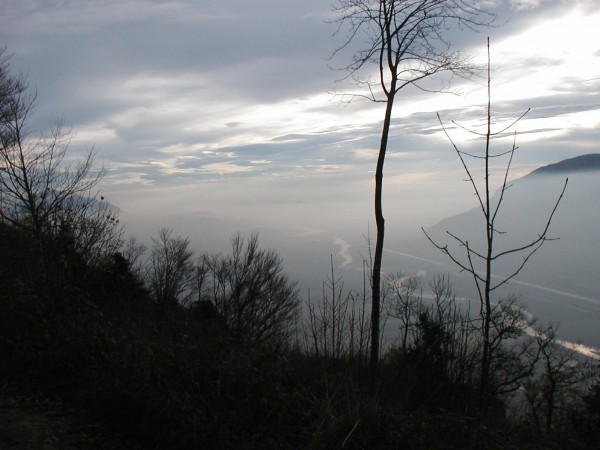 La vue sur le Rhône : Le ciel est voilé et la vallée est dans la brume