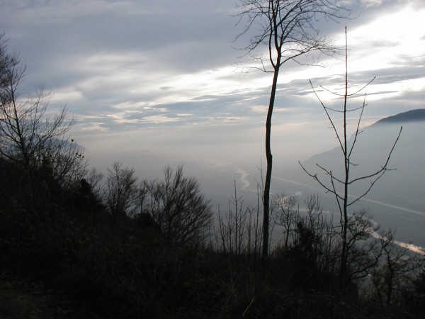#3 La vue sur le Rhône : Le ciel est voilé et la vallée est dans la brume La vue sur le Rhône : Le ciel est voilé et la vallée est dans la brume