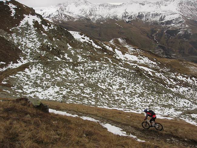 #6 Col de Montjoie : Début des 2200m de descente pour Sanfroic Col de Montjoie : Début des 2200m de descente pour Sanfroic