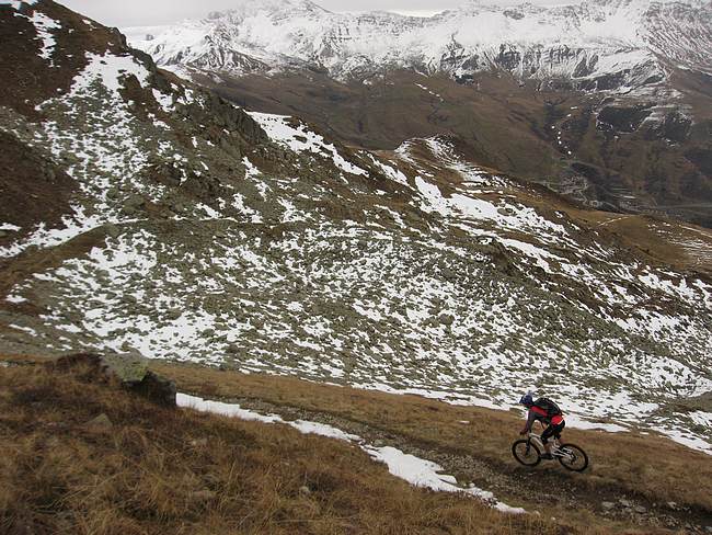 Col de Montjoie : Début des 2200m de descente pour Sanfroic