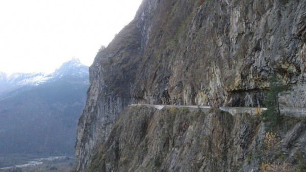 #4 Route de Villard-Ntre Dame : Route balcon sur fond d Route de Villard-Ntre Dame : Route balcon sur fond d'Ecrins