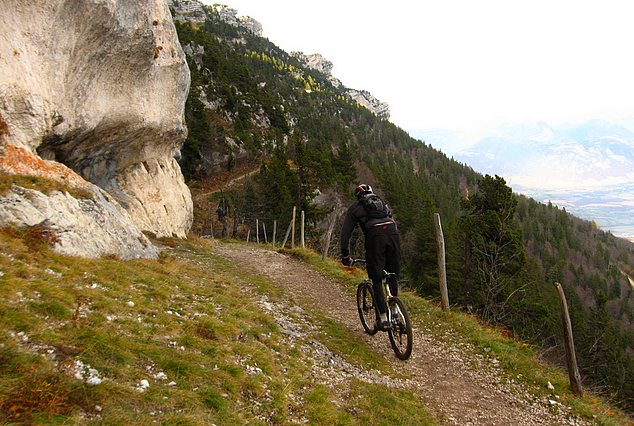 col de l'Alpe : Belle ambiance avec les falaises