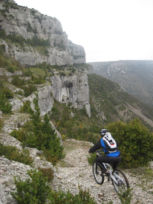 #1 Première descente : Il ne faut pas se laisser déconcentré par ces belles falaises ! Première descente : Il ne faut pas se laisser déconcentré par ces belles falaises !