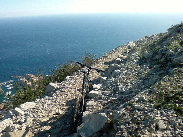Méditerrannée : La vue y est splendide... mais après 100 m le sentier devient trop cassant.