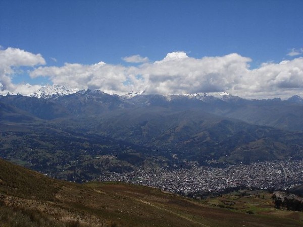 #3 vue Huaraz : Belle vue de Huaraz, dommage les sommets sont dans les nuages vue Huaraz : Belle vue de Huaraz, dommage les sommets sont dans les nuages