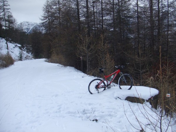 #1 Au croisement : Croisement de avec la piste des Ayes... départ de la descente pour cette fois... Au croisement : Croisement de avec la piste des Ayes... départ de la descente pour cette fois...