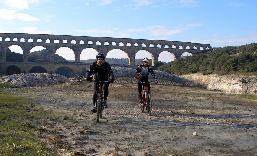 Pont du Gard : Petits virolos touristiques sur les berges du Gardon