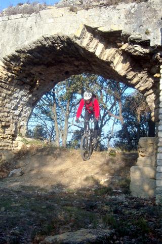 #4 aqueduc : nono sous la partie ruines du pont du gard aqueduc : nono sous la partie ruines du pont du gard