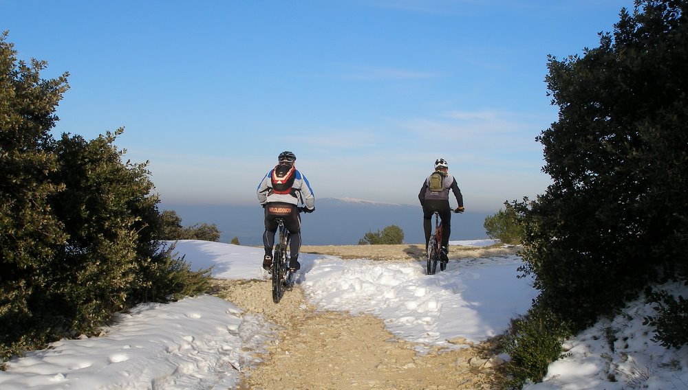 #11 Sur les crêtes : Alain et Jean pierre encadrent le Ventoux Sur les crêtes : Alain et Jean pierre encadrent le Ventoux