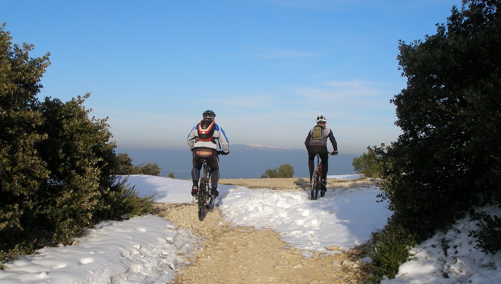 Sur les crêtes : Alain et Jean pierre encadrent le Ventoux